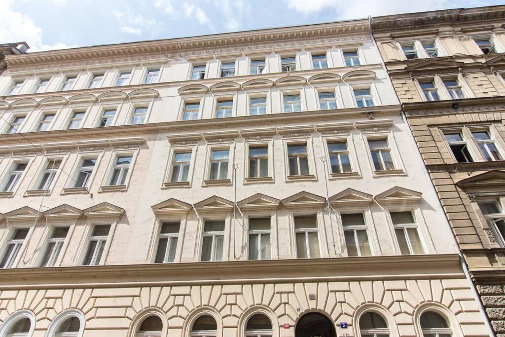 Апартаменты Studio In The Historic Center Прага Экстерьер фото